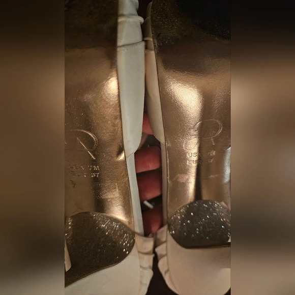 ADRIANNA PAPELL Satin crystal embellished stilettos In White. Size 7 - Picture 5 of 12